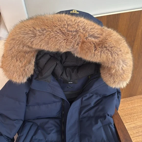 Like new Aritizia Powder Parka (2024) in navy. Worn less than 10 times - Picture 3 of 5